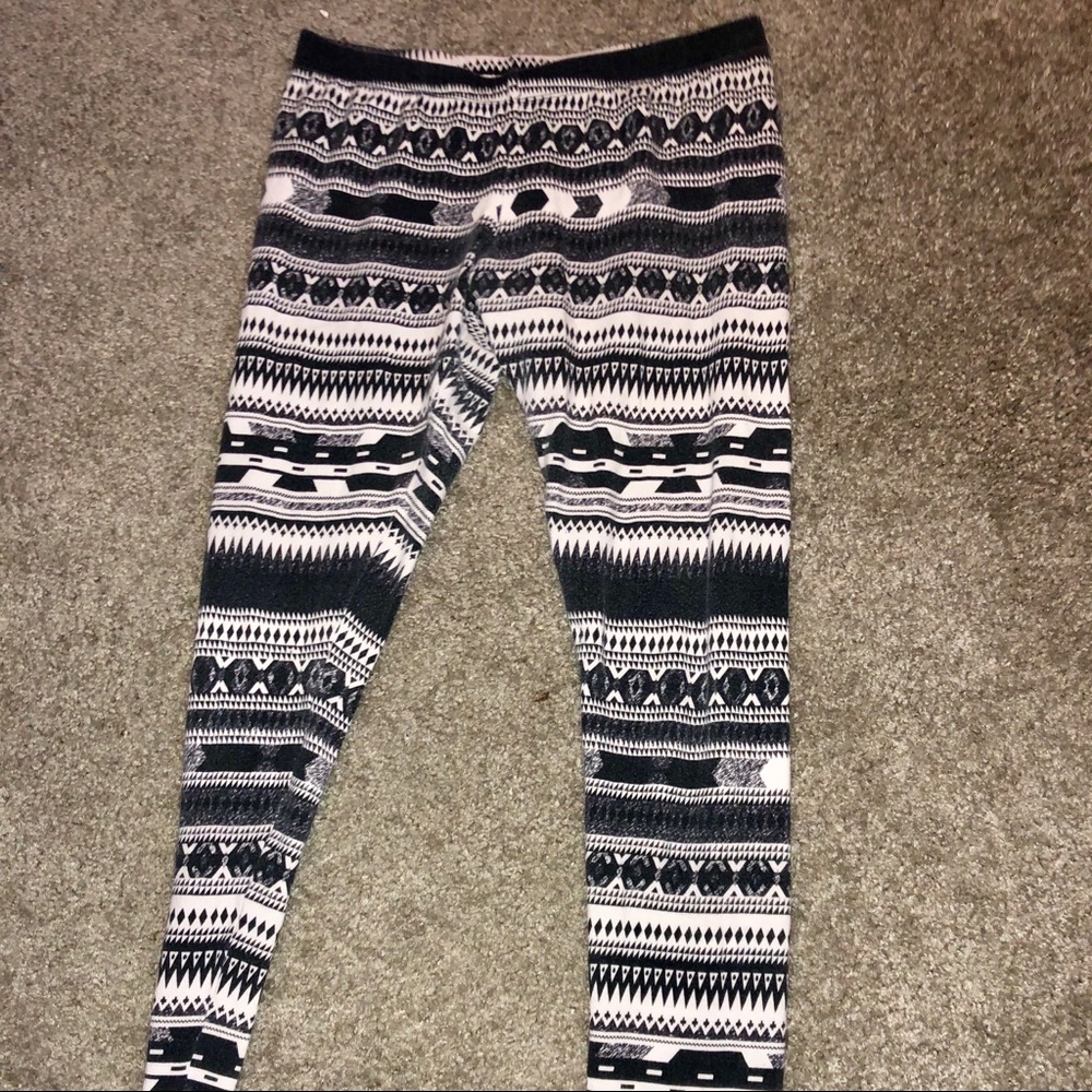 🌙 6/$30 black and white funky patterned leggings